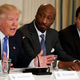 Foto: El presidente Trump junto a Kenneth Frazier de Merck y Mark Fields de Ford (Evan Vucci / AP Images).